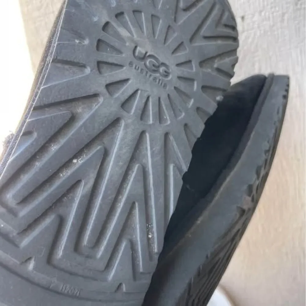 Size 8 tall Uggs - Picture 4 of 4